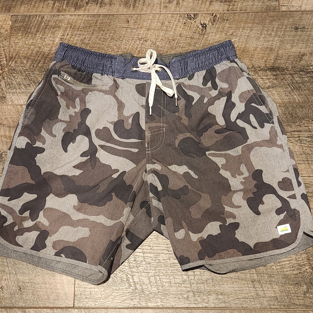 Vuori Banks shorts men's medium